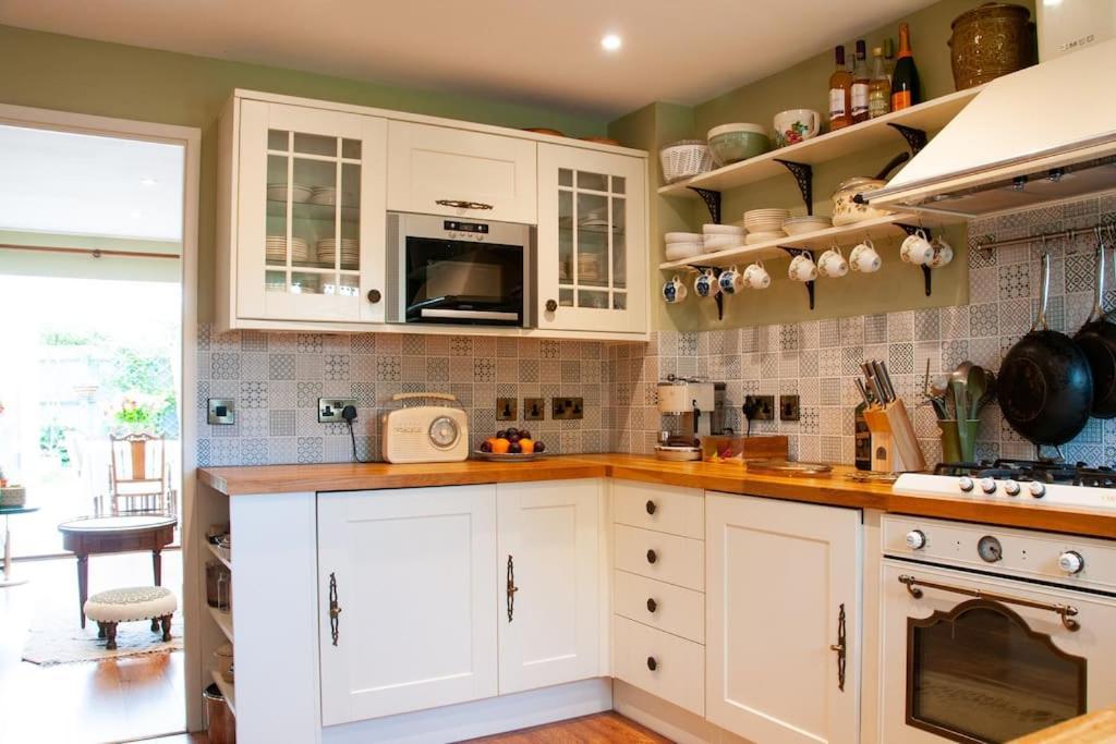 2 Bedroom House In Chichester Near Goodwood And Wittering Beaches Exterior foto